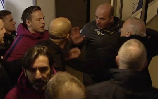 VIDEO.Pep se puso nervioso: Guardiola y el DT de Wigan casi se van a las manos
