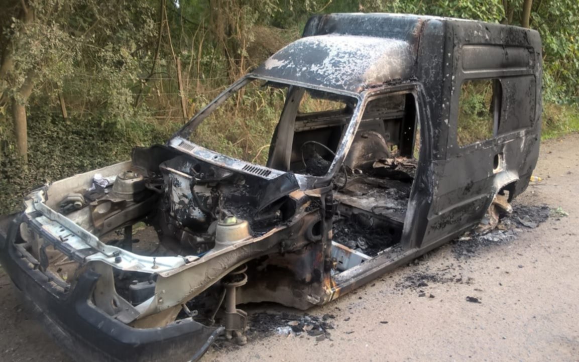 Incendian camioneta abandonada en El Peligro