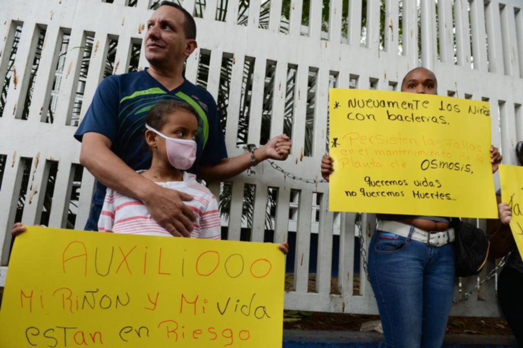 Padres encadenados en un hospital de Caracas exigen remedios para sus hijos