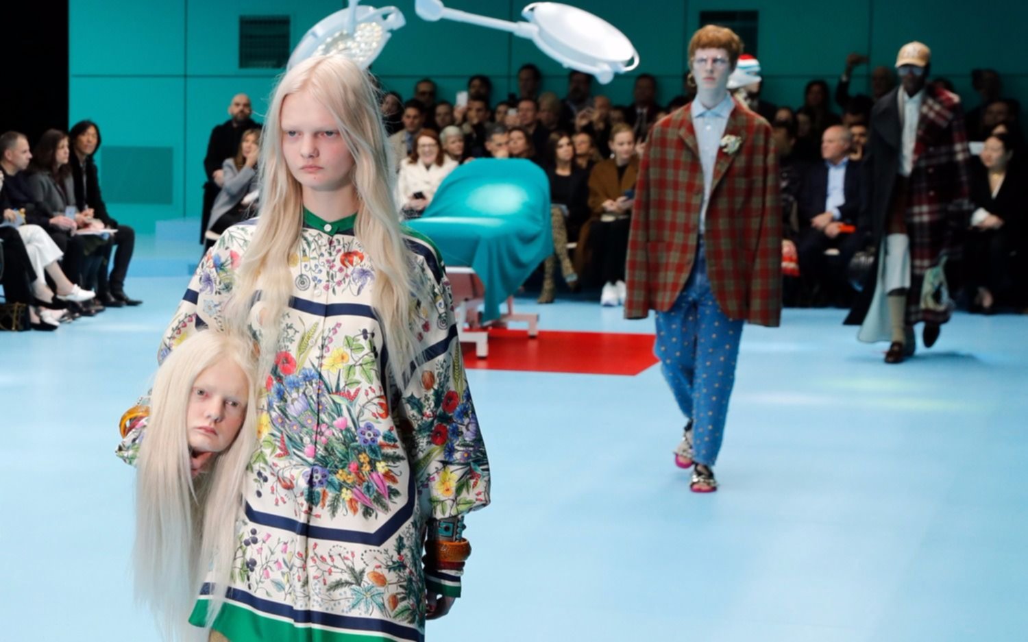 Polémico desfile de Gucci, con modelos participando junto a réplicas de sus cabezas