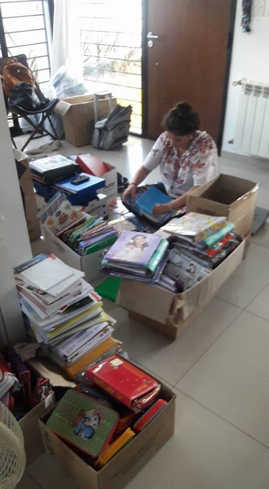 Madres juntan útiles escolares y arman mochilas para los chicos más humildes