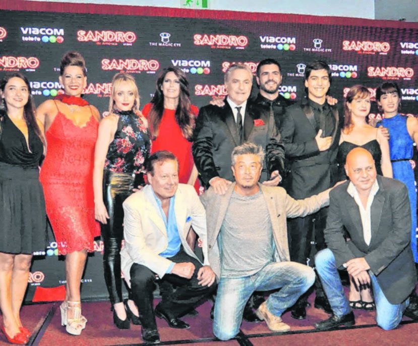 Macedo, rodeada de “Sandros”