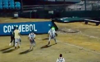 Desopilante: el jugador que se defendió con un banderín ya tiene su sátira