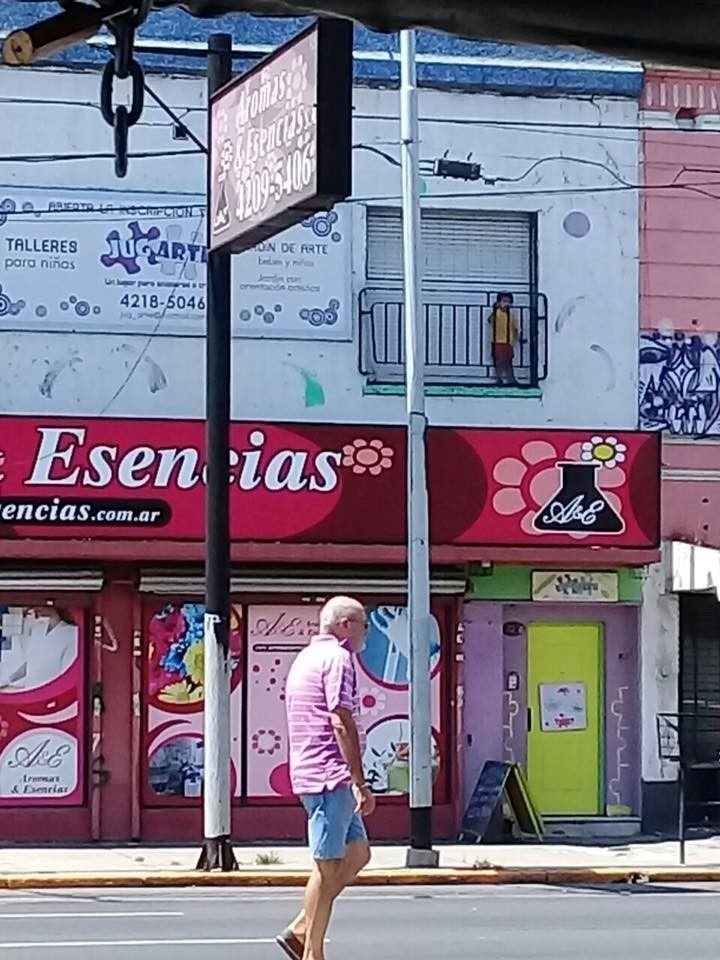 Polémica por la imagen de un nene encerrado en el balcón de un jardín