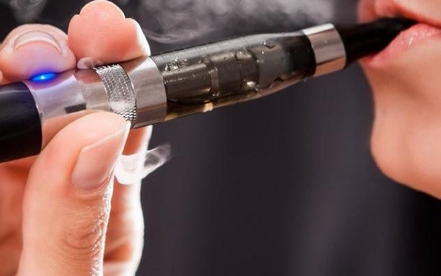Estudio afirma que el vapor que inhalan los usuarios del e-cigarrillo contiene metales tóxicos
