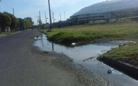 Tres barrios manifestaron sus quejas por persistentes pérdidas de agua