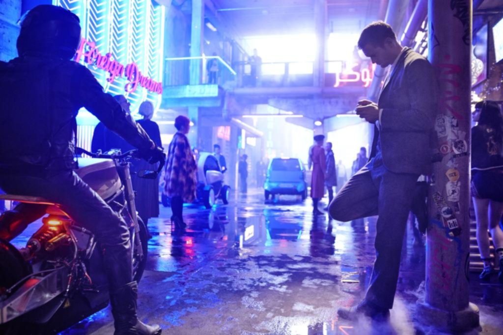 “Mudo”: un detective improvisado y sin palabras perdido en una Berlín de neón, militares y suciedad