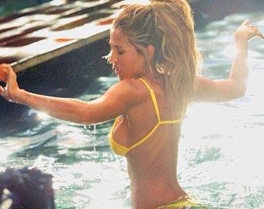 A todos los vuelve loco con su bikini amarilla