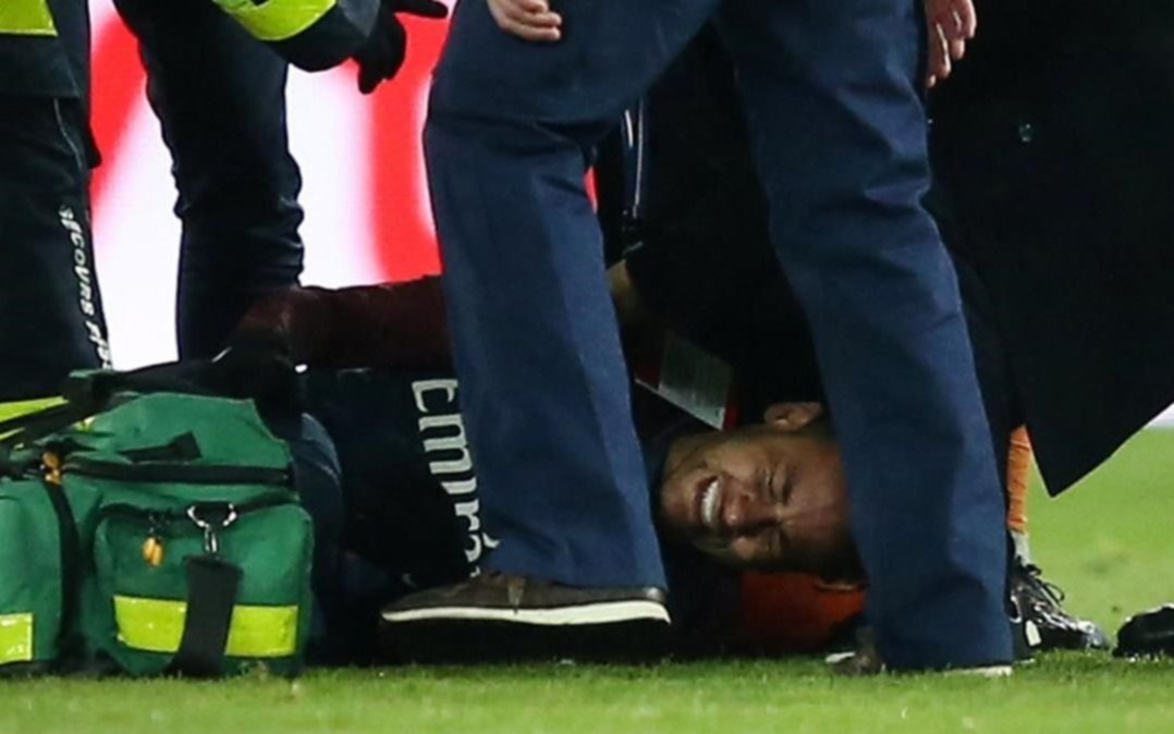 Preocupa la lesión de Neymar que dejó la cancha en camilla llorando
