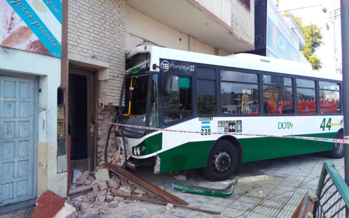 Un colectivo se incrustó en una vivienda: cuatro heridos
