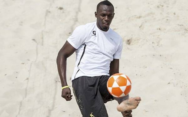 Usain Bolt inicia su carrera como futbolista y ya tiene club