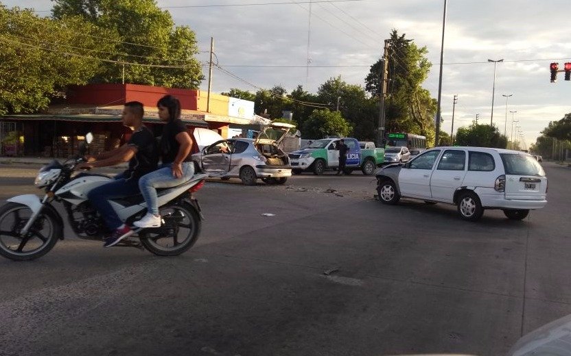 Fuerte choque entre dos autos en 520 y 167