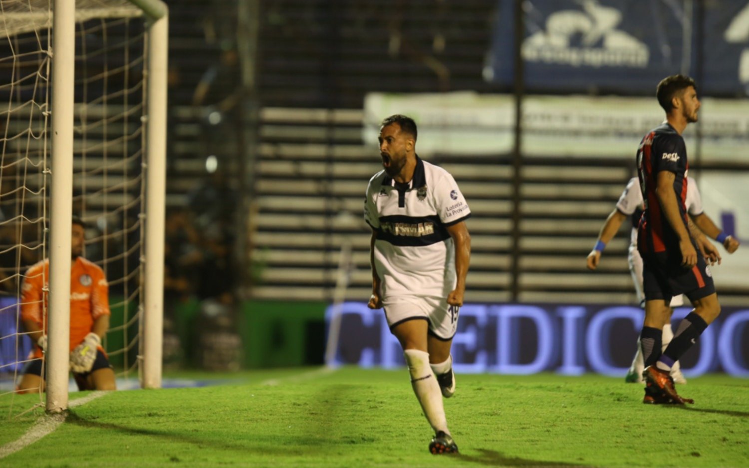 VIDEO-Con este gol, Pereyra rompió una sequía de 387 minutos 