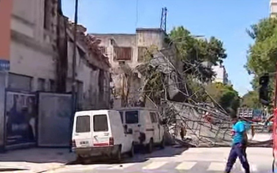 Se desplomó una pared y  hay varios autos aplastados en el barrio de Flores