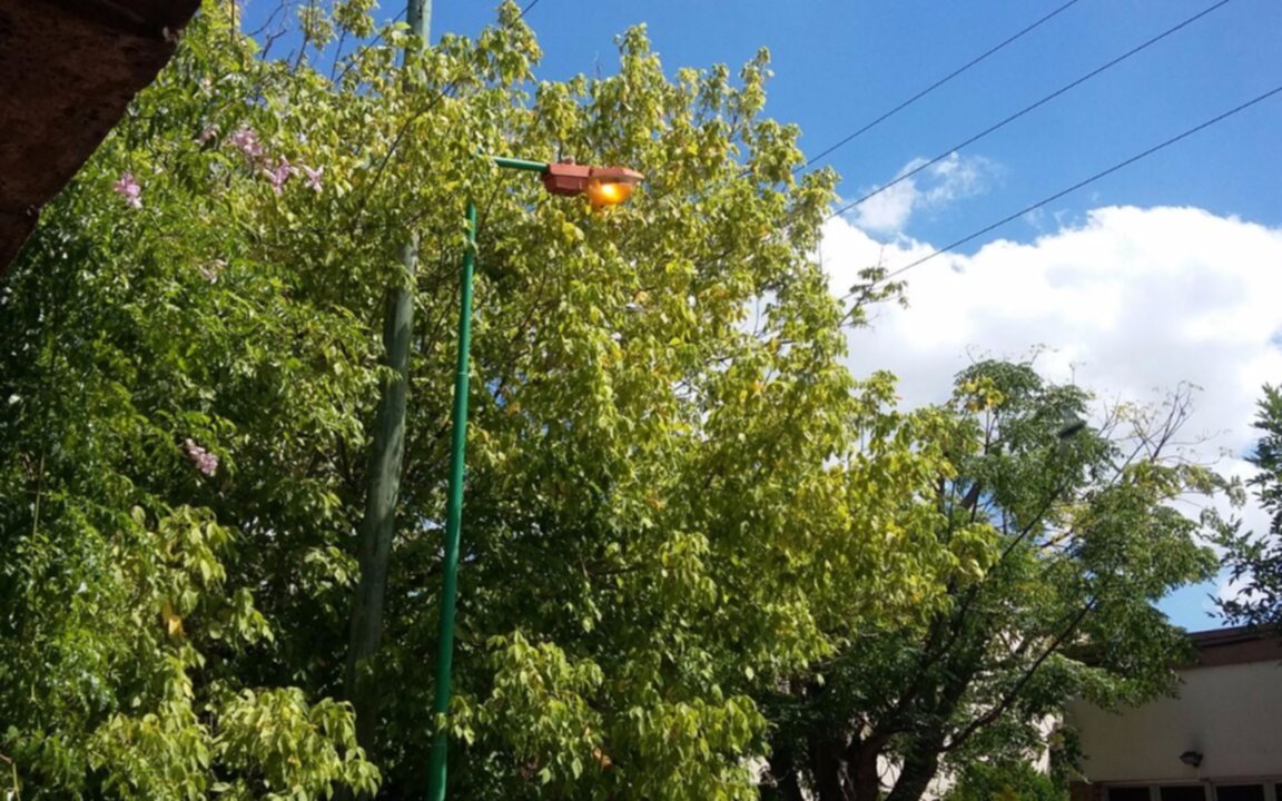 Renuevan reclamo por una luminaria que lleva  dos meses prendida en City Bell