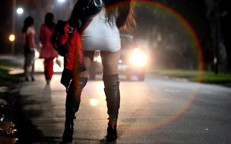 Una travesti lo amenazó con una pistola y lo violó en el baño de una estación de servicio