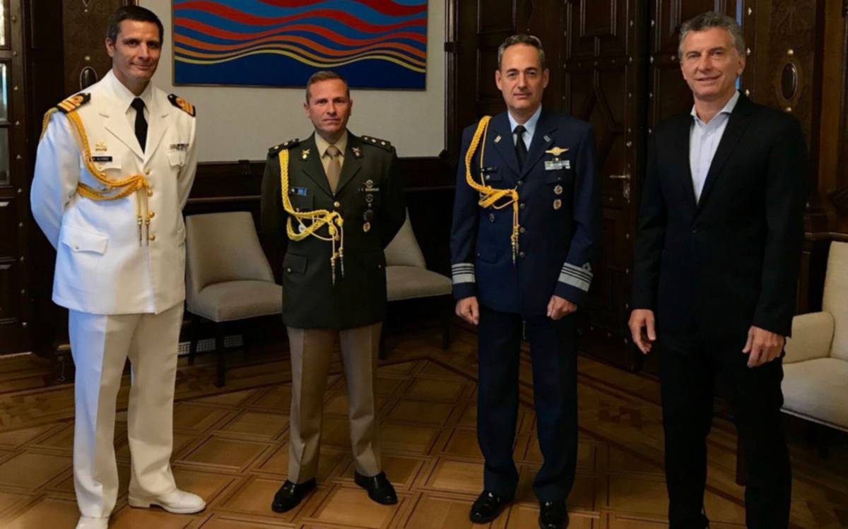 El presidente Macri recibió el saludo de sus nuevos edecanes