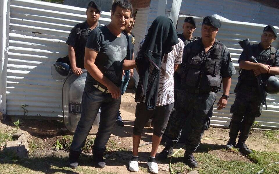 Tres jóvenes detenidos por tenencia de armas y drogas en Barrio Aeropuerto