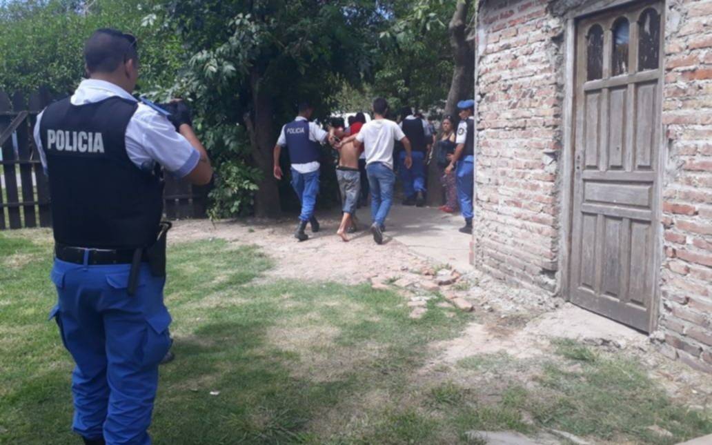 Detienen a dos hombres por robo en Villa Elvira