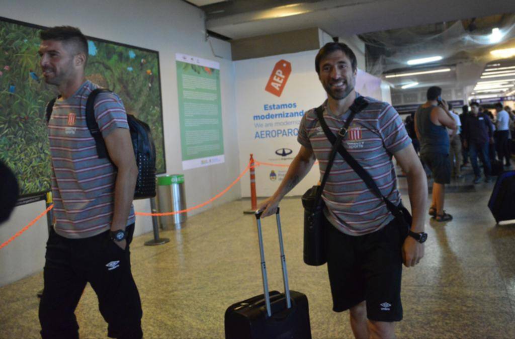 El plantel albirrojo entrenó en el Country Club y, por la tarde, se instaló en Montevideo