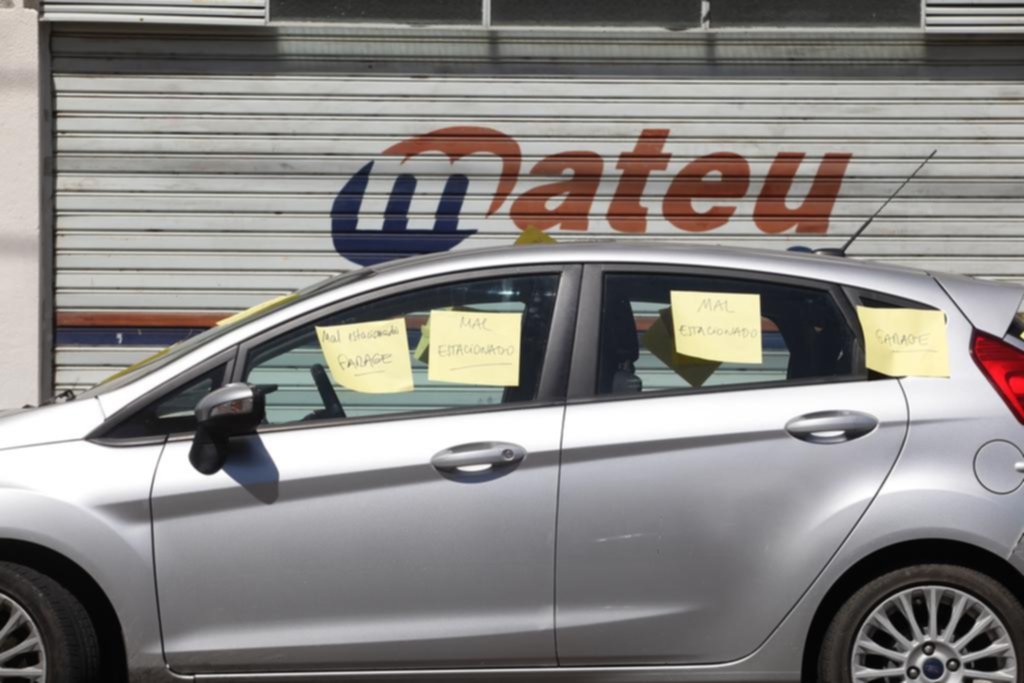 Empapelaron un coche que estaba mal estacionado en 47 entre 4 y 5