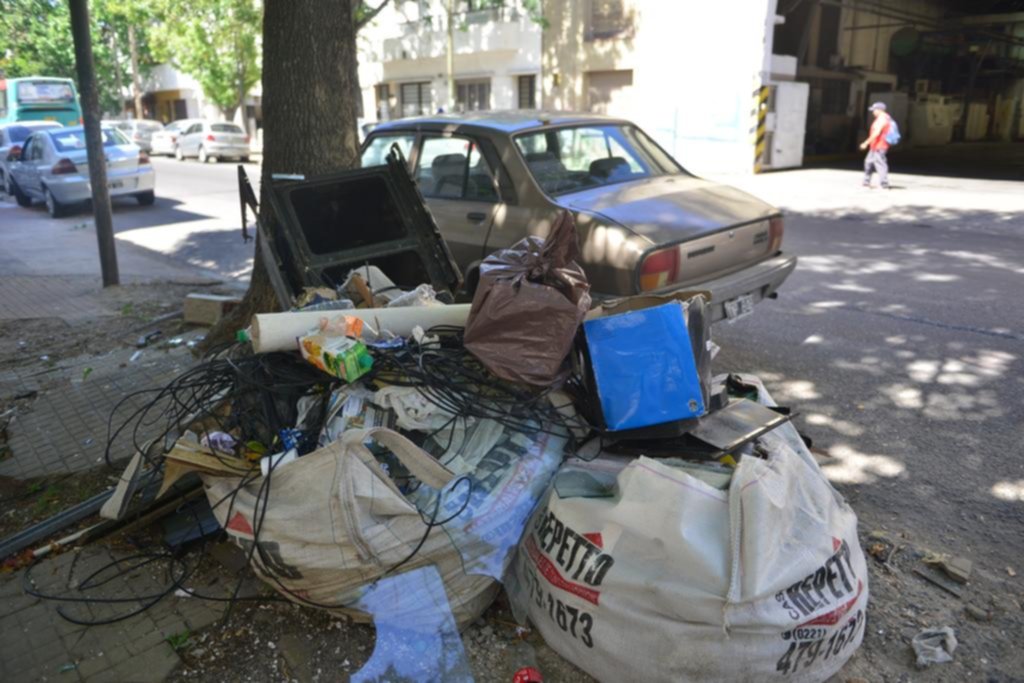 Basural y olor nauseabundo en la esquina de 43 y 2