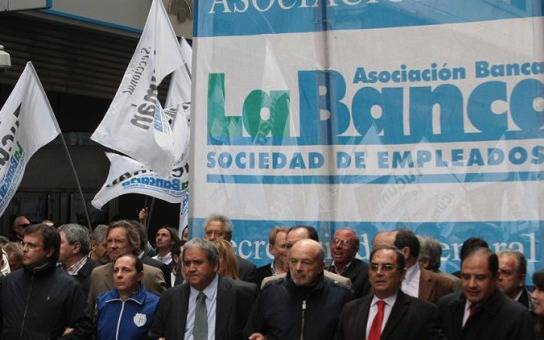 Postergan reunión de bancarios, cámaras empresarias y el Gobierno para discutir paritarias