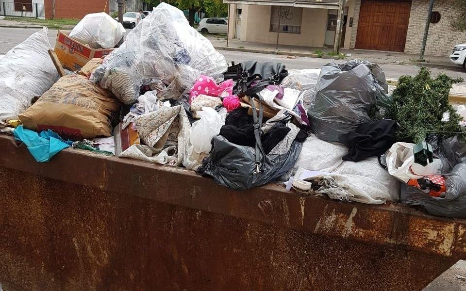 Otro contenedor desbordante de basura en 31, 75 y 76