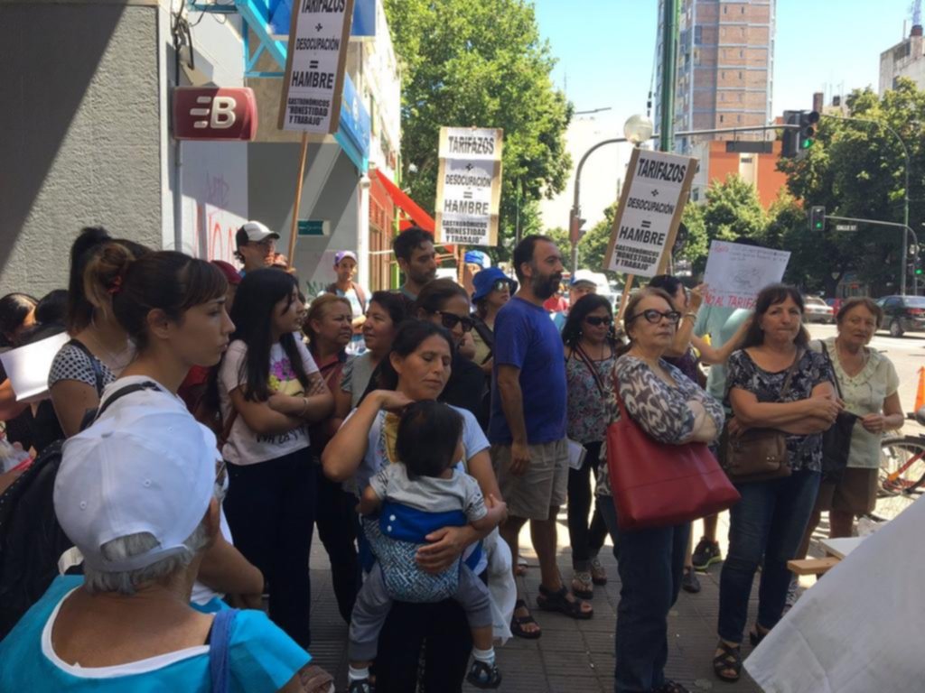 Protesta frente a la sede platense de Camuzzi por las subas en las tarifas del gas