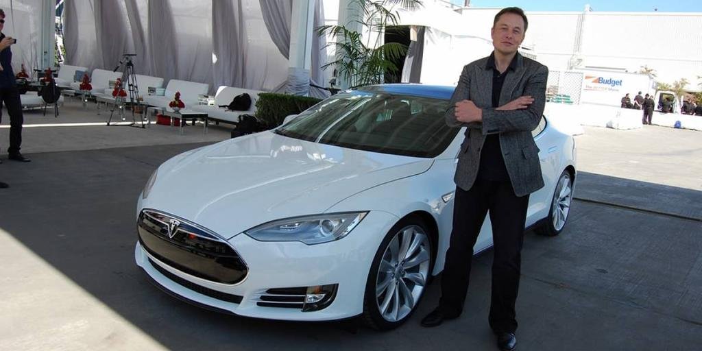 Tesla redujo sus pérdidas a la mitad y promete ser rentable