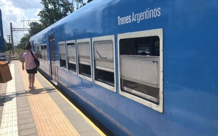 Malestar entre pasajeros del Roca por los vagones viejos y sin aire en pleno verano 