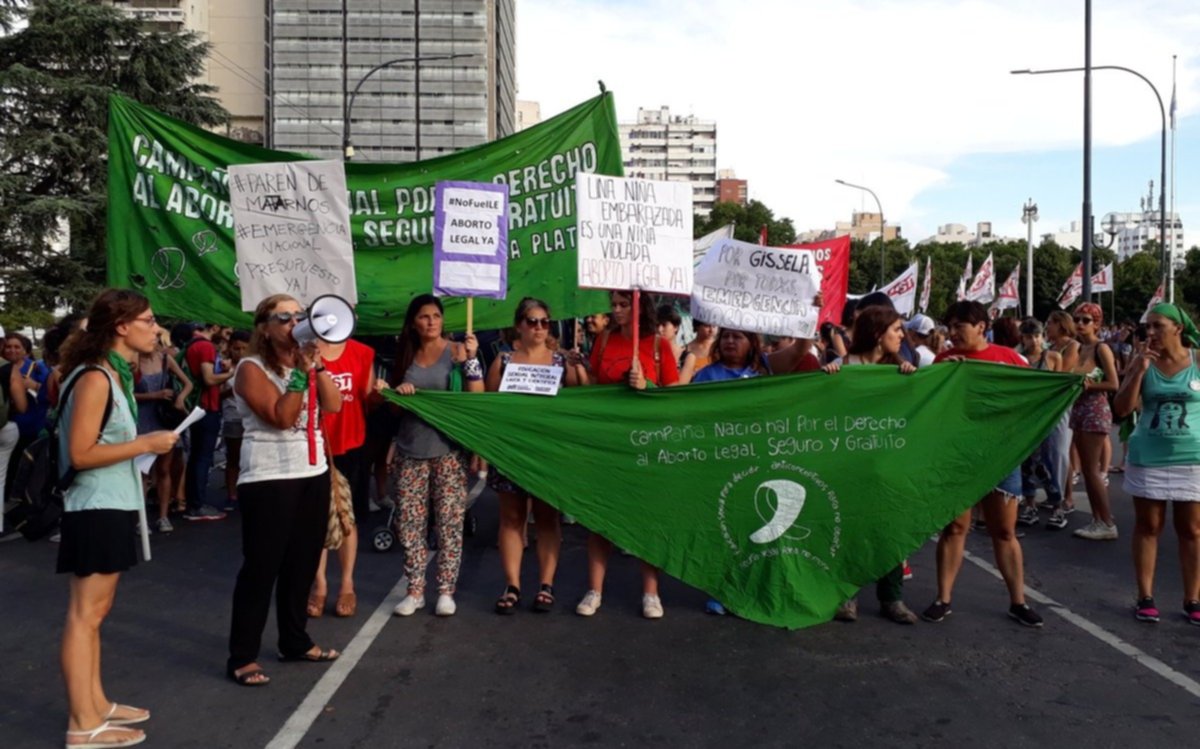 Marcharon desde Plaza Moreno a Gobernación contra la violencia de género y los femicidios