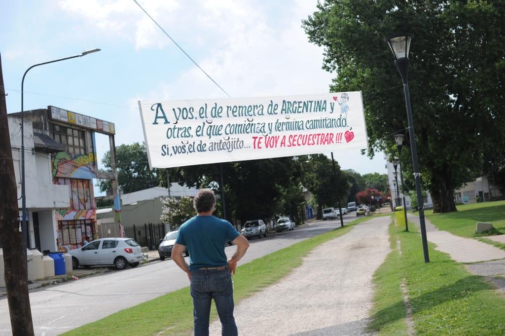Una enigmática declaración de amor en un pasacalle despertó la intriga vecinal en Parque Castelli