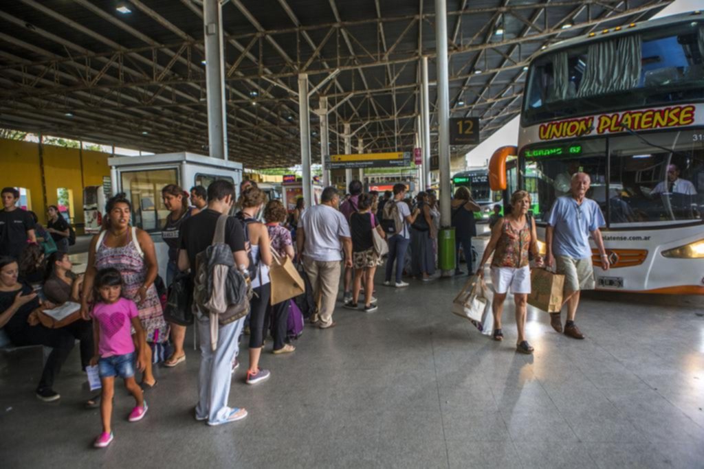 Las rutas y terminales acusaron el impacto del recambio vacacional