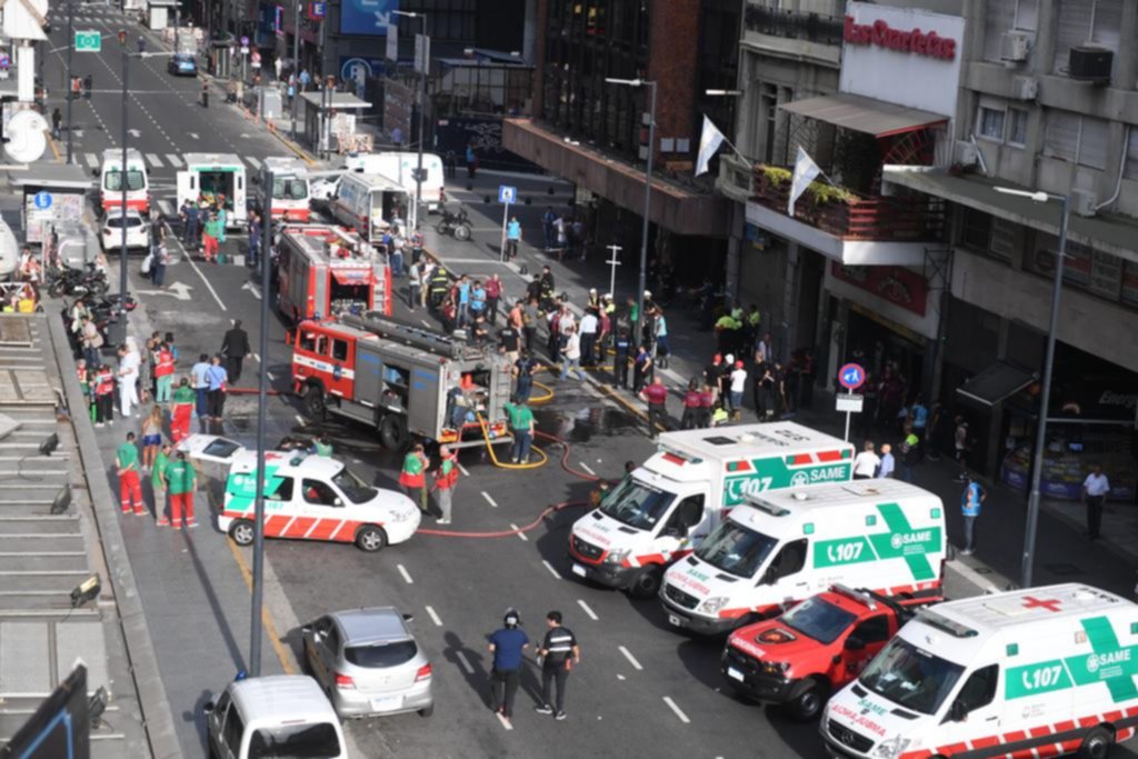 Una mujer muerta y cuatro heridos graves por un incendio a metros del Obelisco