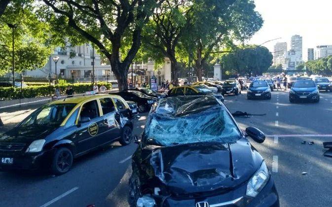 Dos muertos y tres heridos al chocar un auto a taxis estacionados en Palermo