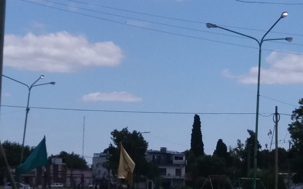 Cortes de luz en el barrio, pero luces encendidas a plena luz del día