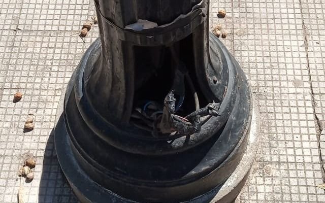 Alertan por el peligro de varias farolas en Parque Saavedra