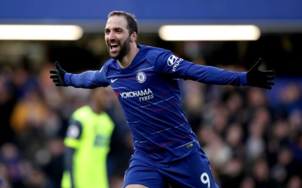 Dos goles del Pipa Higuaín en la goleada del Chelsea sobre el Huddersfield
