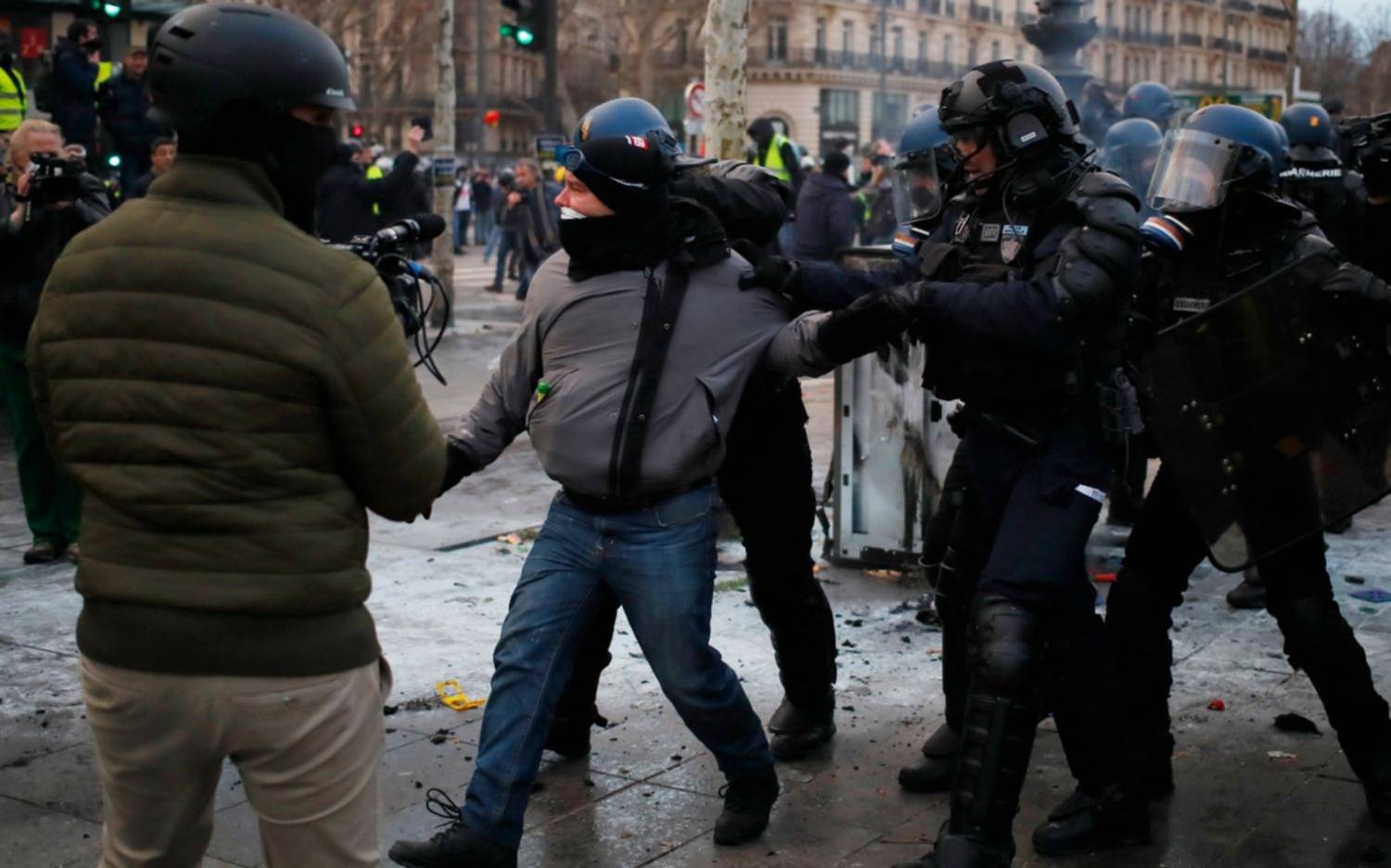 Los "chalecos amarillos" se volvieron a manifestar en París y hubo incidentes