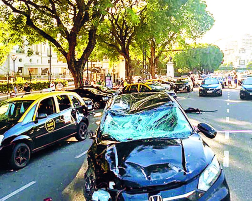 Drogado, chocó a una fila de taxis estacionados y mató a dos choferes
