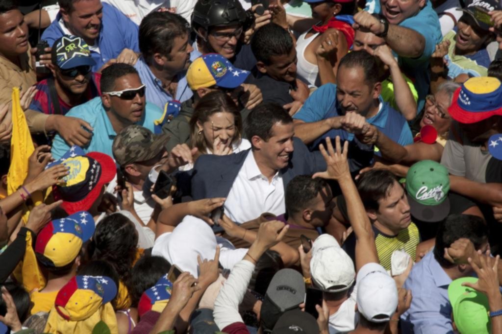 Guaidó pidió no dejar las calles y para Maduro el golpe fracasó