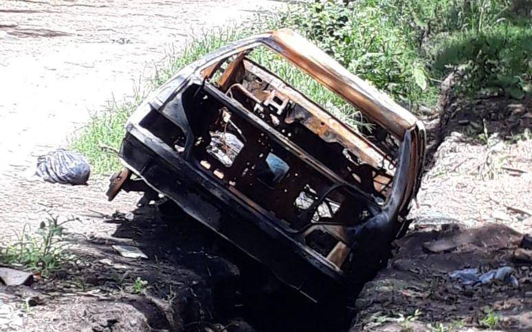 Más autos quemados y abandonados en los barrios