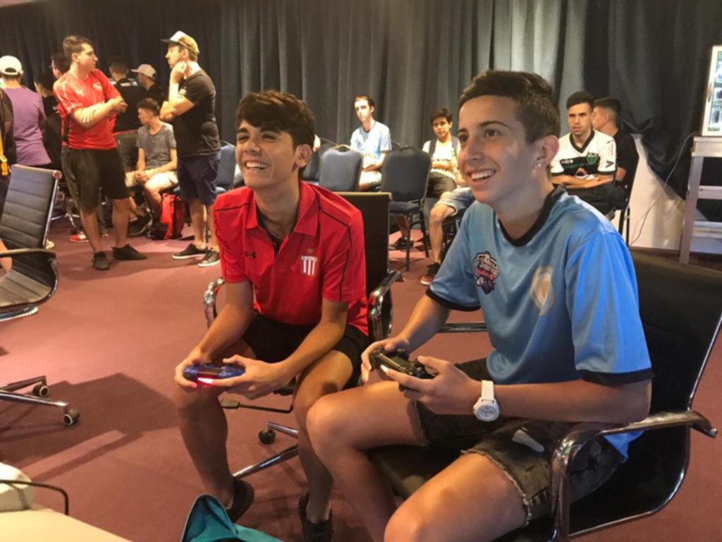 Estudiantes continúa puntero e invicto en la Superliga Virtual