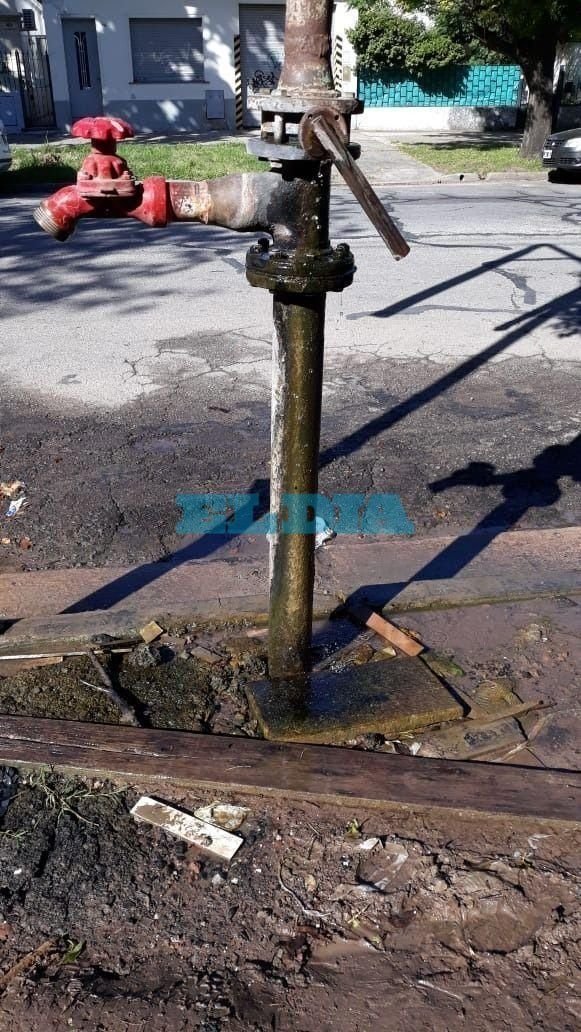 Denuncian pérdida de agua de una canilla en 25 entre 49 y 50