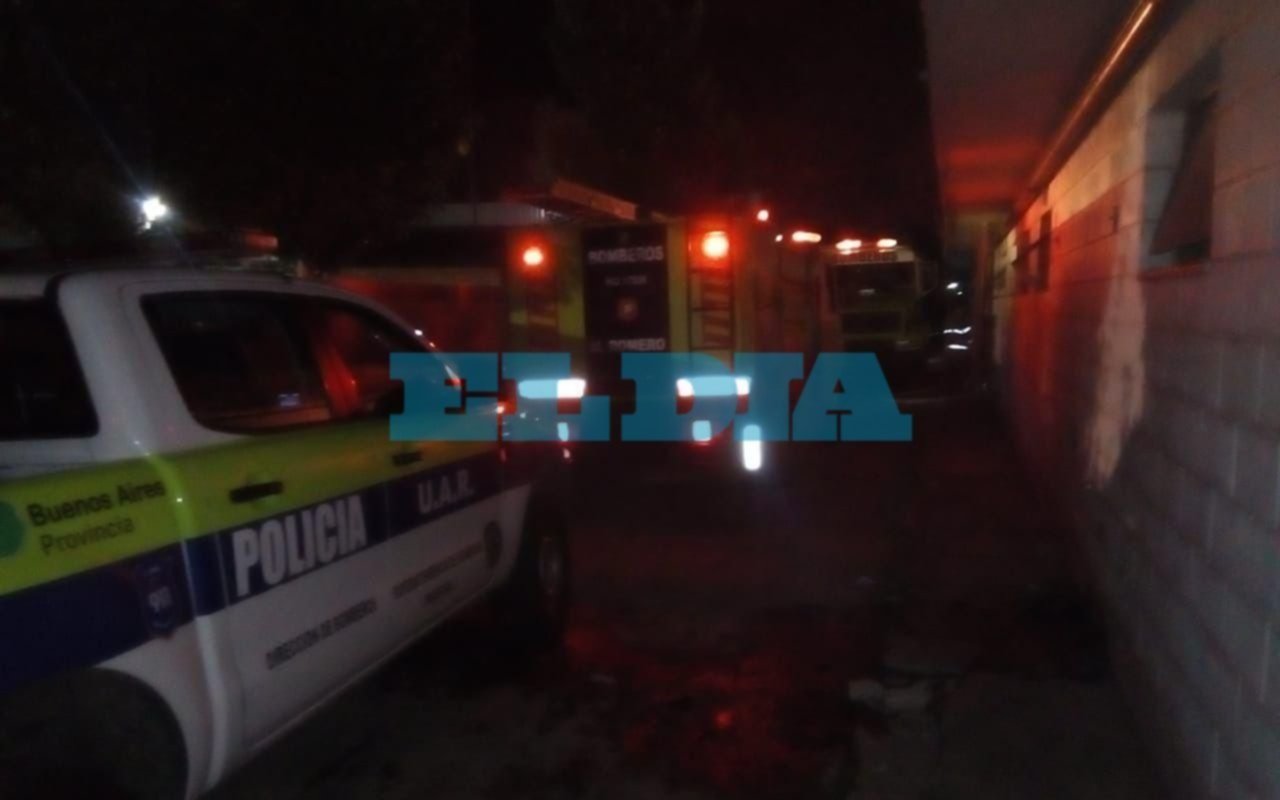 Se registró un voraz incendio en el Parque Industrial de La Plata