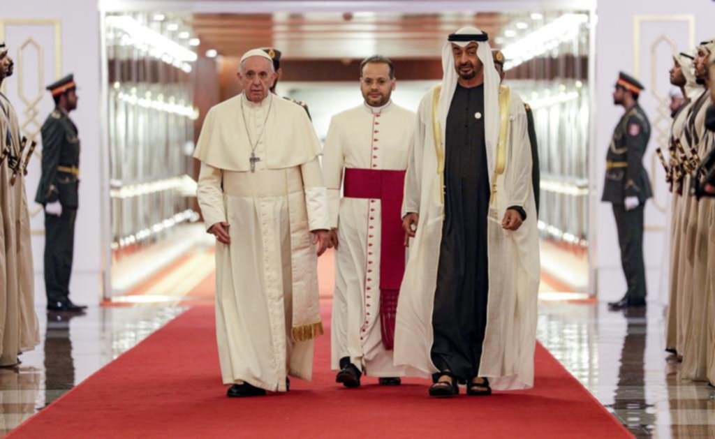 En un histórico viaje, el papa Francisco llegó a Emiratos Árabes Unidos