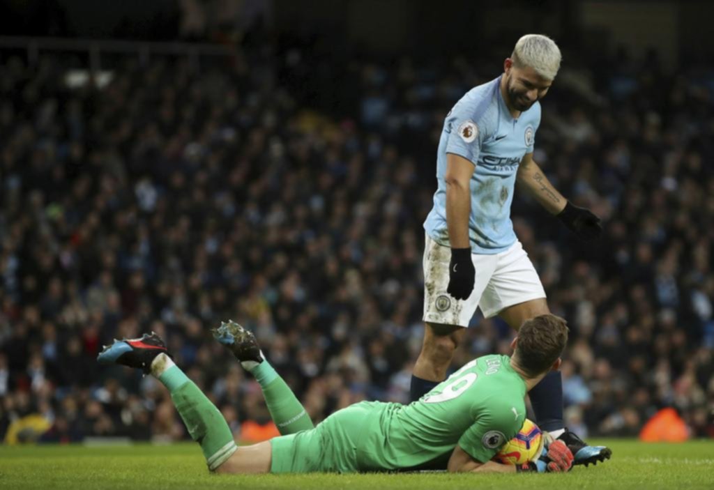 El Kun y un “hat-trick” para no perder pisada