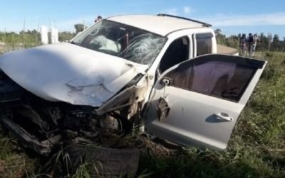 Se cruzó de carril con su camioneta: atropelló a tres personas y mató a una