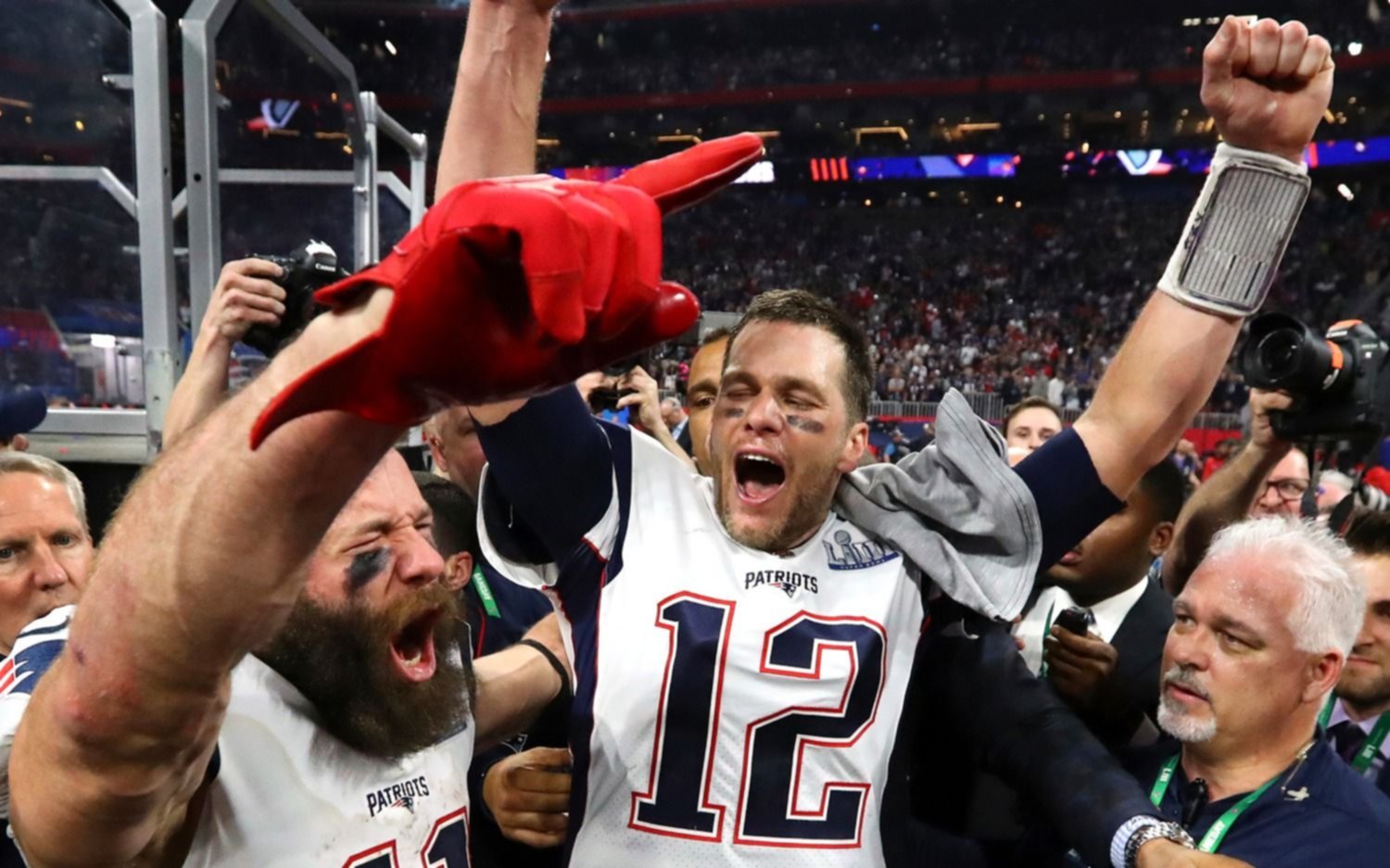 Tom Brady y un beso de película al ganar su sexto Super Bowl